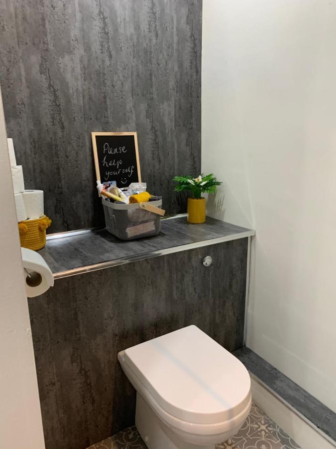 The Greens Apartment Farnworth エクステリア 写真