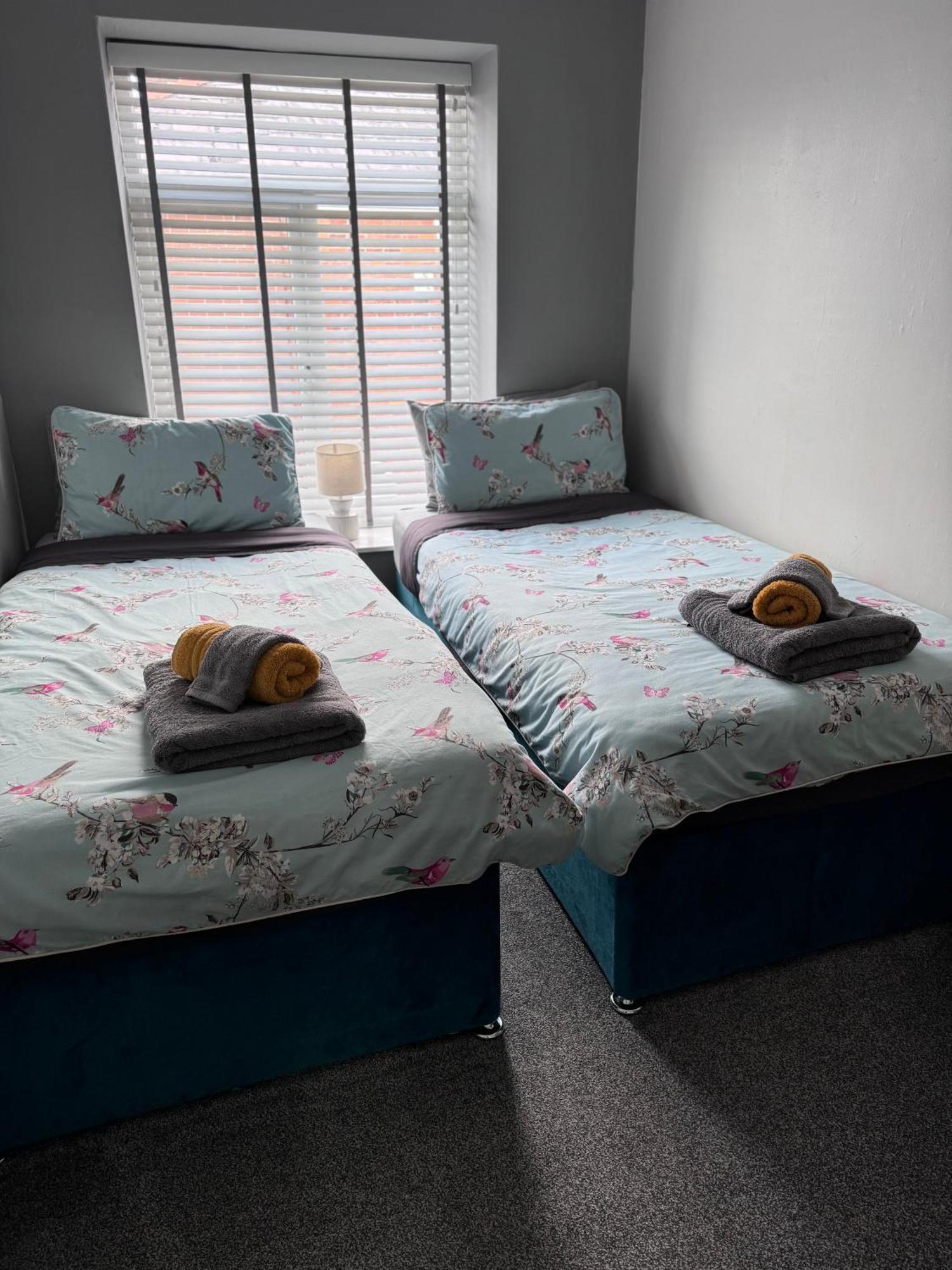 The Greens Apartment Farnworth エクステリア 写真